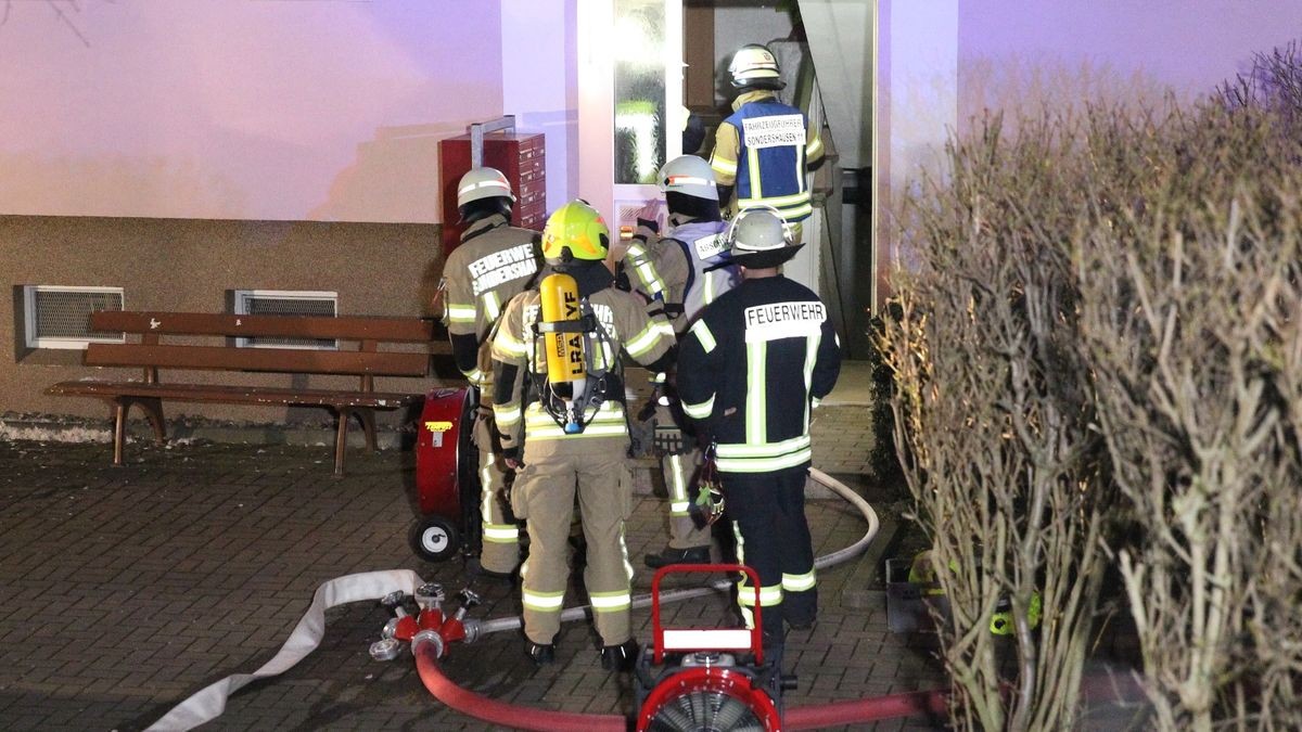 Die Feuerwehr musste Dienstagabend 14 Bewohner eines Mehrfamilienhauses in Sicherheit bringen. In einer Wohnung hatte es gebrannt, die genaue Ursache klärt jetzt die Kriminaltechnik.