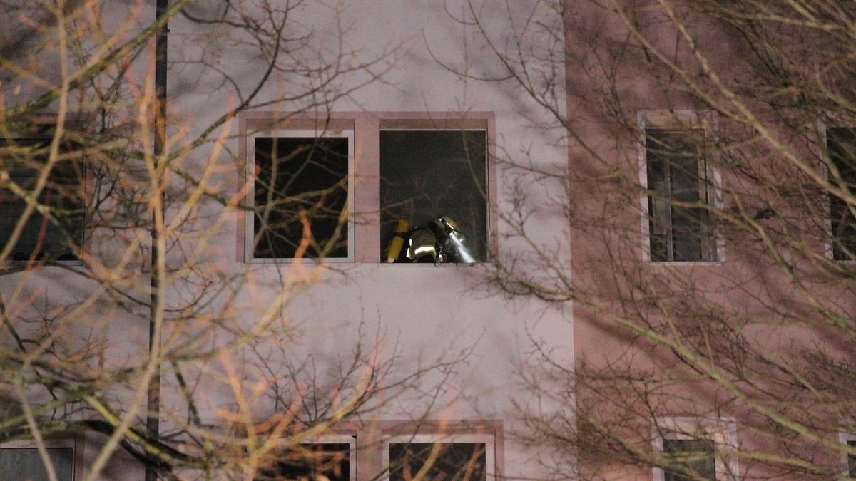 Die Feuerwehr musste Dienstagabend 14 Bewohner eines Mehrfamilienhauses in Sicherheit bringen. In einer Wohnung hatte es gebrannt, die genaue Ursache klärt jetzt die Kriminaltechnik.