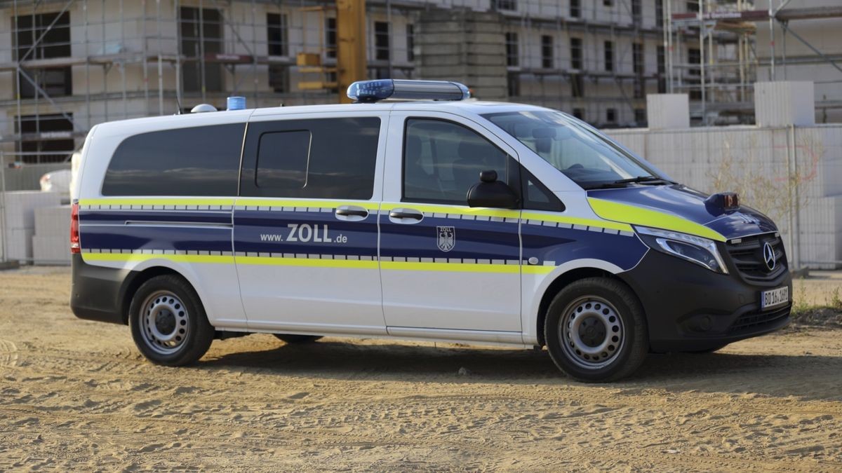 Ein Fahrzeug des Zolls bei einer Kontrolle (Archivfoto).