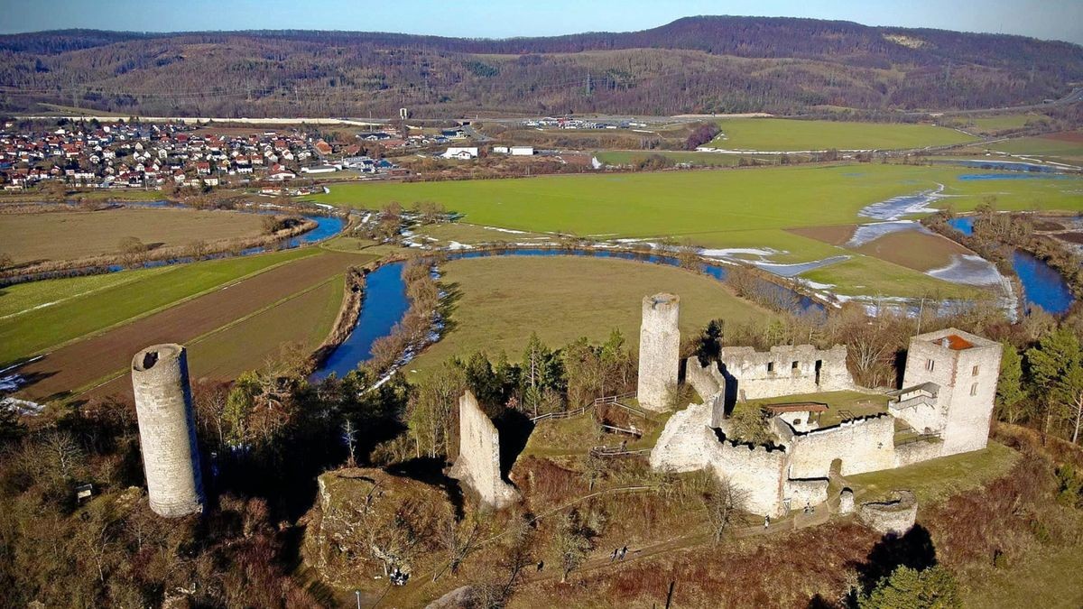 Die Ruine Brandenburg über dem Werrahufeisen.