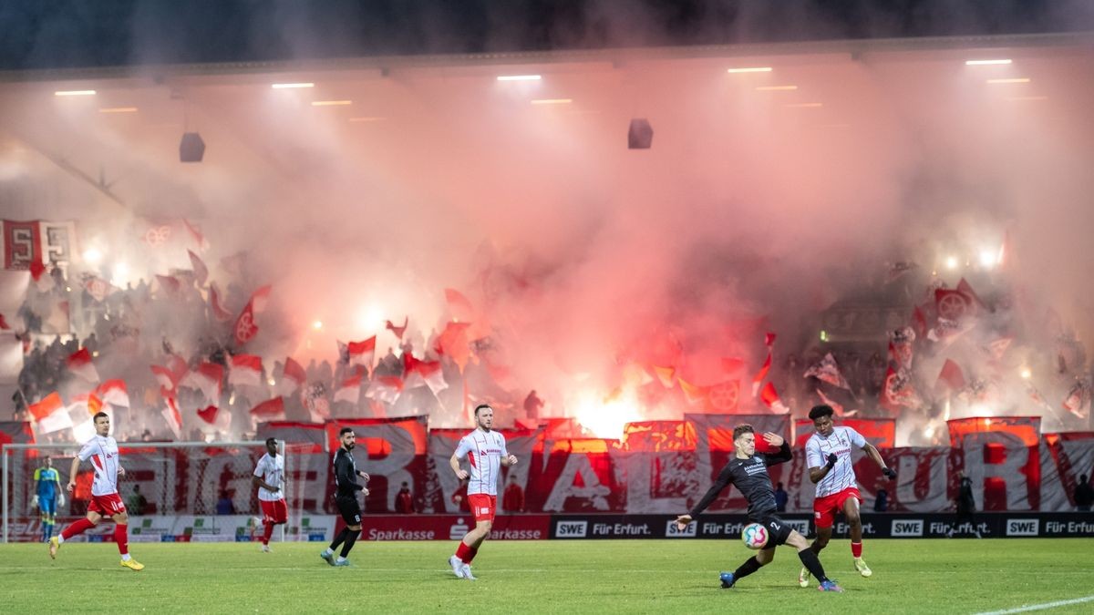 Zu Beginn des Spiels wurde im Fanblock des FC Rot-Weiß Erfurt Pyrotechnik abgebrannt.