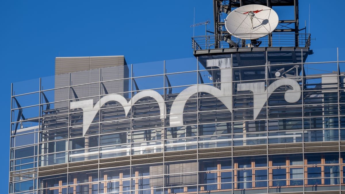 Das Logo des Mitteldeutschen Rundfunks (MDR) ist am Hauptgebäude der Senderzentrale in Leipzig zu sehen.