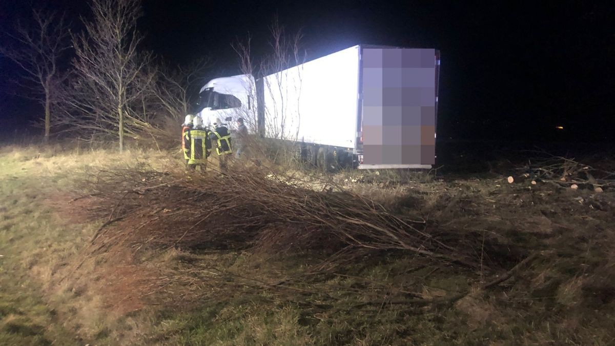 Auf der A4 ist ein Sattelzug von der Fahrbahn abgekommen. Für die Bergungsarbeiten musste der rechte Fahrstreifen der Autobahn gesperrt werden.