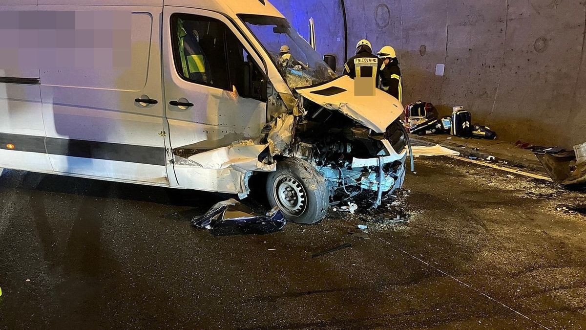 Bei einem Verkehrsunfall im Heidkopftunnel sind zwei Menschen in der Nacht schwer verletzt worden. Der Tunnel auf der A38 blieb mehrere Stunden komplett gesperrt.