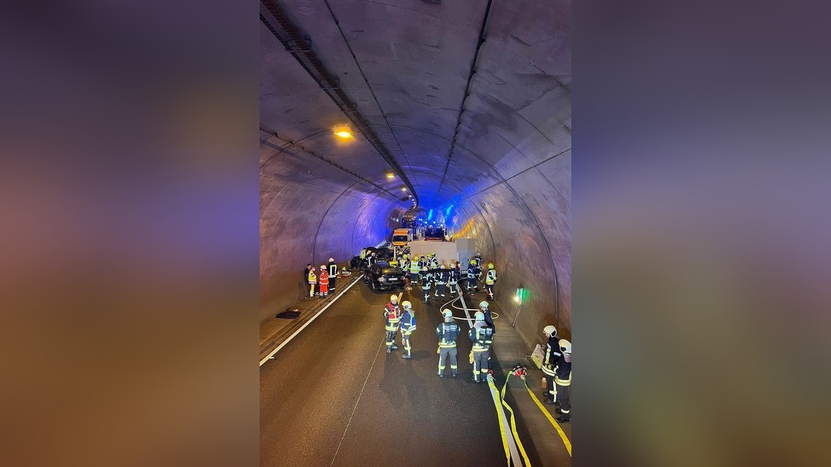 Bei einem Verkehrsunfall im Heidkopftunnel sind zwei Menschen in der Nacht schwer verletzt worden. Der Tunnel auf der A38 blieb mehrere Stunden komplett gesperrt.