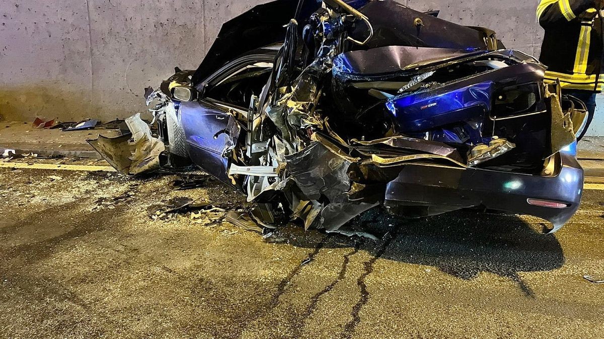 Bei einem Verkehrsunfall auf der A38 bei Friedland (Landkreis Göttingen) sind zwei Menschen schwer verletzt worden.