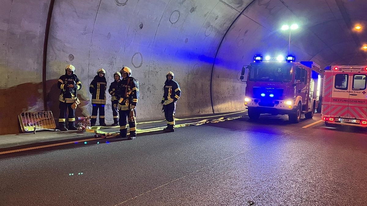 Bei einem Verkehrsunfall im Heidkopftunnel sind zwei Menschen in der Nacht schwer verletzt worden. Der Tunnel auf der A38 blieb mehrere Stunden komplett gesperrt.