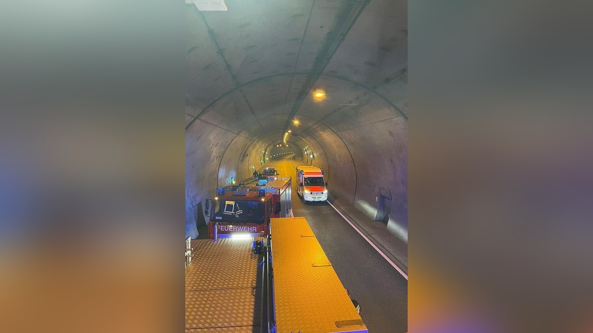 Bei einem Verkehrsunfall im Heidkopftunnel sind zwei Menschen in der Nacht schwer verletzt worden. Der Tunnel auf der A38 blieb mehrere Stunden komplett gesperrt.