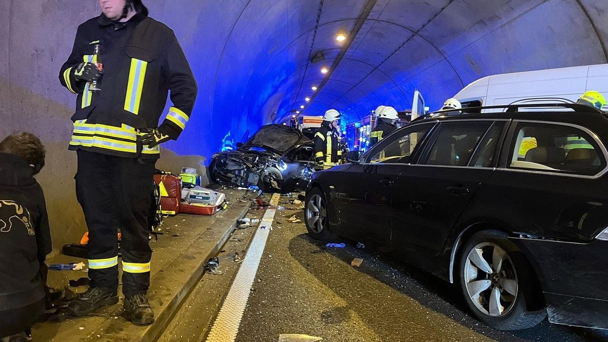 Die A38 wurde an der Unfallstelle in beide Fahrtrichtungen komplett gesperrt.