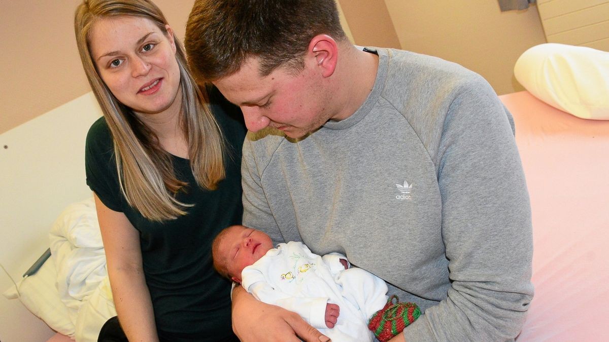 Die frisch gebackenen Eltern Lisanne Perpond und Paul Freist freuen sich über ihre kleine Helena Klara, die im wiedereröffneten Kreißsaal des KMG-Klinikums Sömmerda zur Welt kam.