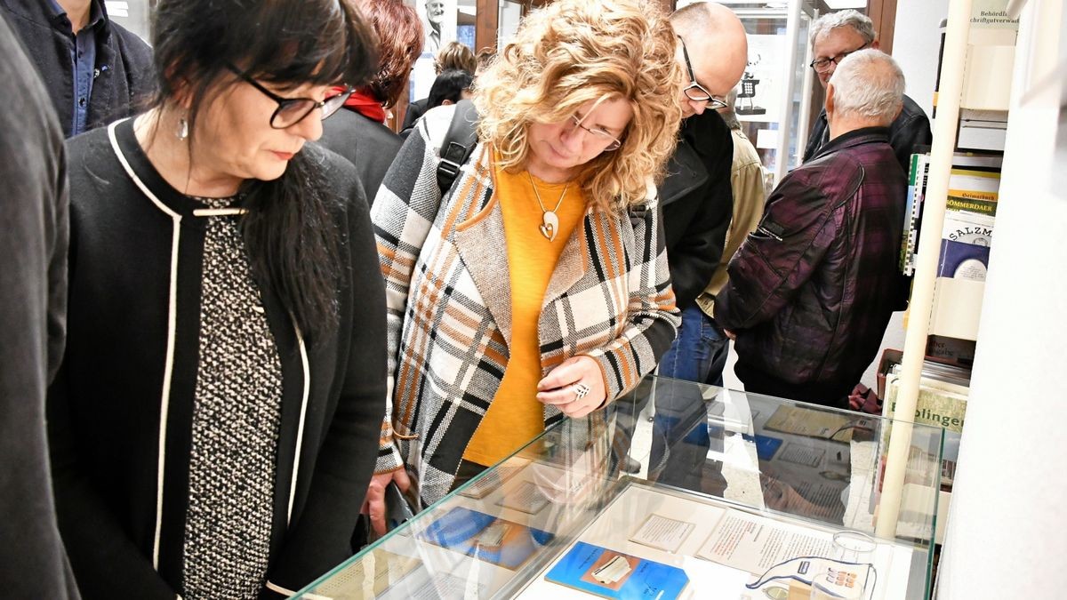 Auch Tamara Hawich (links) und Katrin Weiß vom Thüringer Wirtschaftsarchiv sahen sich die Ausstellung an.