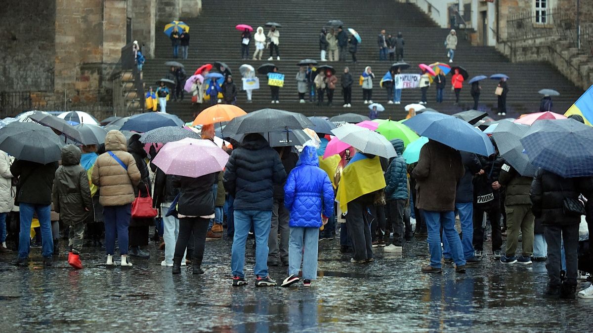 Zum Jahrestag des Überfalls Russlands auf die Ukraine, fanden sich auch auf dem Domplatz in Erfurt Menschen zum Protest gegen den Krieg zusammen. Zu den Rednern gehörte unter anderem Thüringens Ministerpräsident Bodo Ramelow.