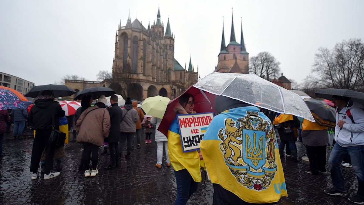 Zum Jahrestag des Überfalls Russlands auf die Ukraine, fanden sich auch auf dem Domplatz in Erfurt Menschen zum Protest gegen den Krieg zusammen. Zu den Rednern gehörte unter anderem Thüringens Ministerpräsident Bodo Ramelow.