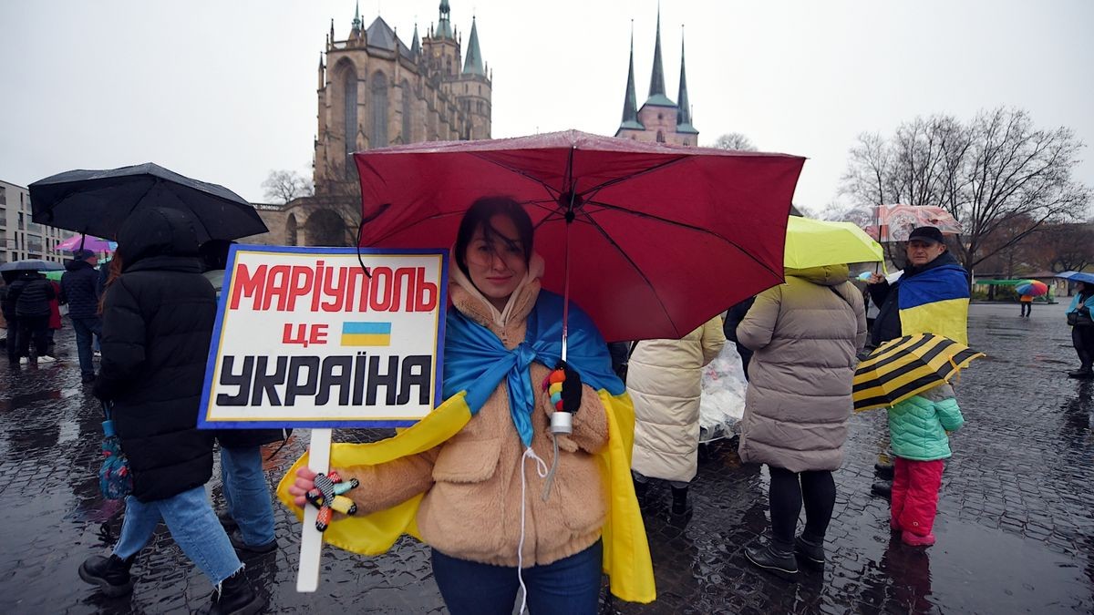 Zum Jahrestag des Überfalls Russlands auf die Ukraine, fanden sich auch auf dem Domplatz in Erfurt Menschen zum Protest gegen den Krieg zusammen. Zu den Rednern gehörte unter anderem Thüringens Ministerpräsident Bodo Ramelow.