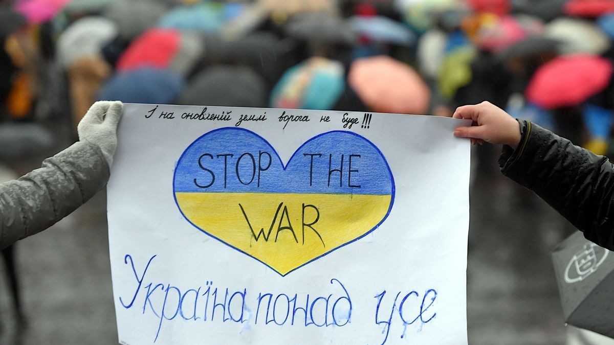 Zum Jahrestag des Überfalls Russlands auf die Ukraine, fanden sich auch auf dem Domplatz in Erfurt Menschen zum Protest gegen den Krieg zusammen. Zu den Rednern gehörte unter anderem Thüringens Ministerpräsident Bodo Ramelow.