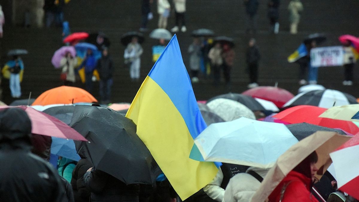 Zum Jahrestag des Überfalls Russlands auf die Ukraine, fanden sich auch auf dem Domplatz in Erfurt Menschen zum Protest gegen den Krieg zusammen. Zu den Rednern gehörte unter anderem Thüringens Ministerpräsident Bodo Ramelow.