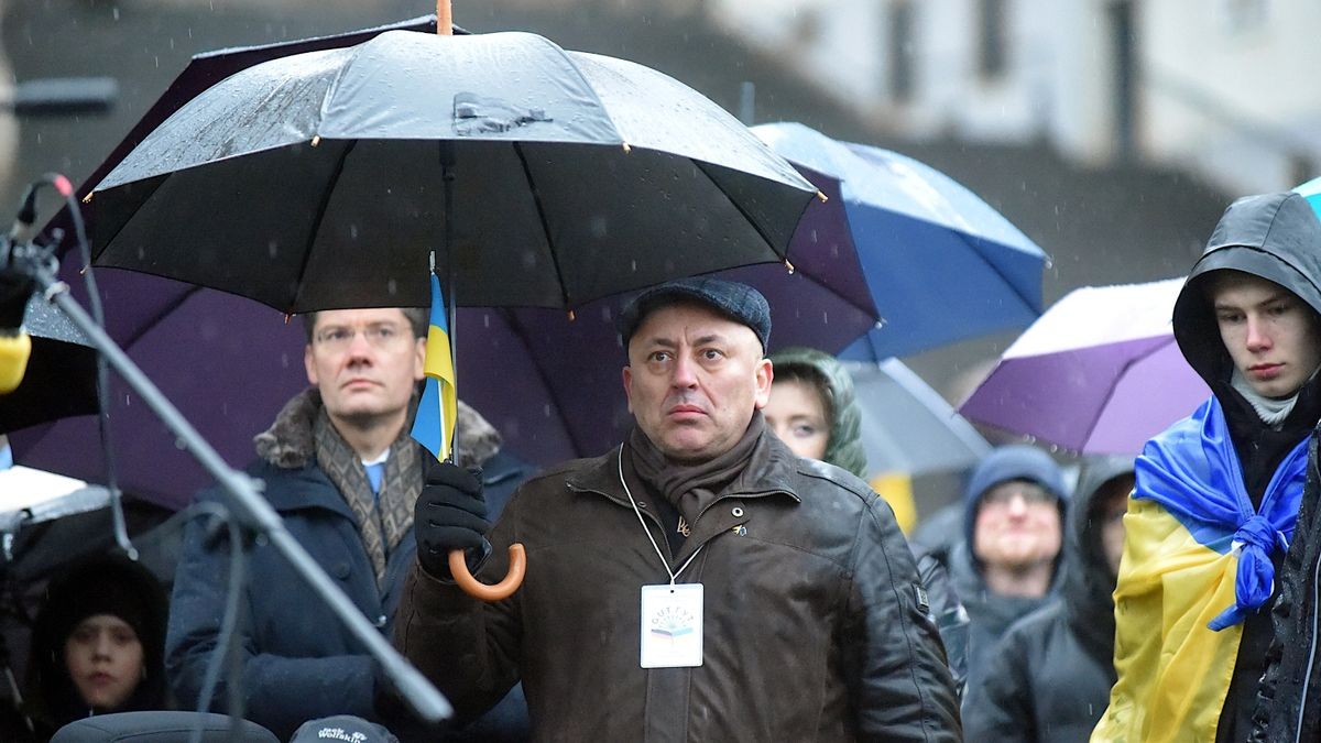 Zum Jahrestag des Überfalls Russlands auf die Ukraine, fanden sich auch auf dem Domplatz in Erfurt Menschen zum Protest gegen den Krieg zusammen. Zu den Rednern gehörte unter anderem Thüringens Ministerpräsident Bodo Ramelow.