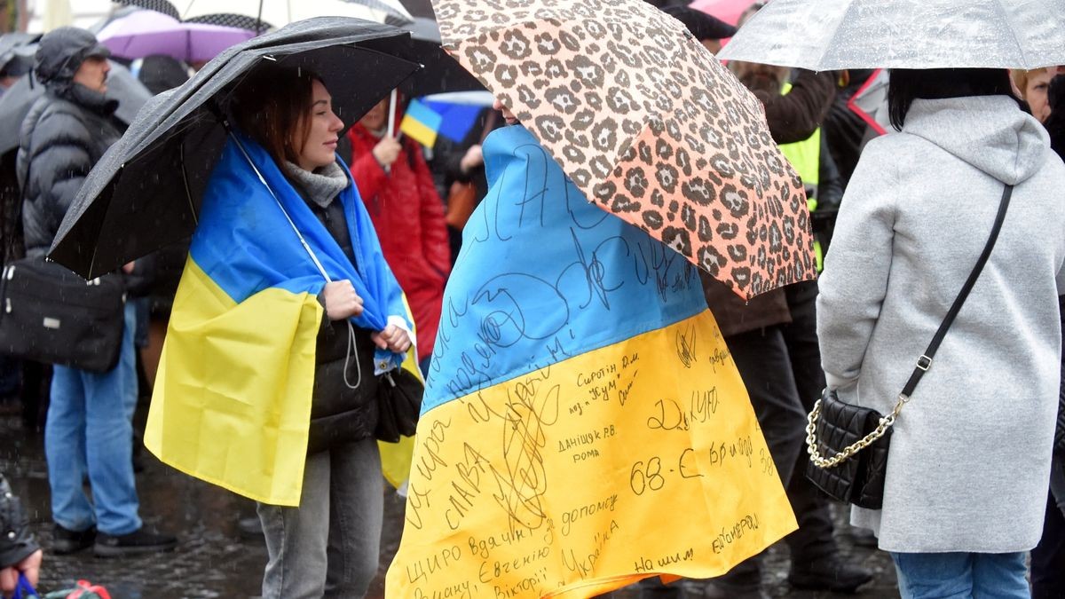 Zum Jahrestag des Überfalls Russlands auf die Ukraine, fanden sich auch auf dem Domplatz in Erfurt Menschen zum Protest gegen den Krieg zusammen. Zu den Rednern gehörte unter anderem Thüringens Ministerpräsident Bodo Ramelow.