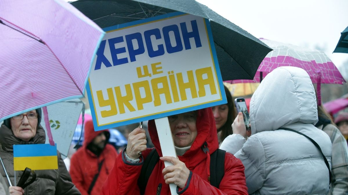 Zum Jahrestag des Überfalls Russlands auf die Ukraine, fanden sich auch auf dem Domplatz in Erfurt Menschen zum Protest gegen den Krieg zusammen. Zu den Rednern gehörte unter anderem Thüringens Ministerpräsident Bodo Ramelow.