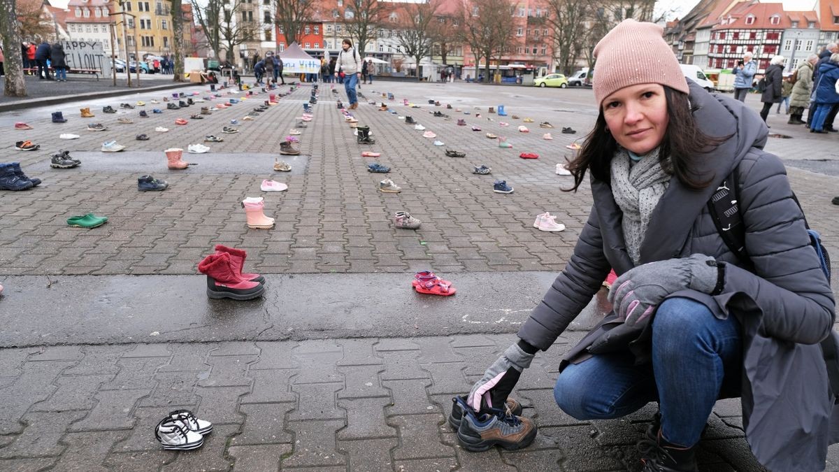 Ein beeindruckendes Monument aus 461 Paar Kinderschuhen haben Mitglieder des Erfurter Ukraine-Vereins auf dem Erfurter Domplatz aufgebaut. Jedes Paar steht für eines der getöteten Kinder, die bislang im Ukraine-Krieg gestorben sind. Iryna Medviedieva gehört zu den am Aufbau beteiligten Frauen. 