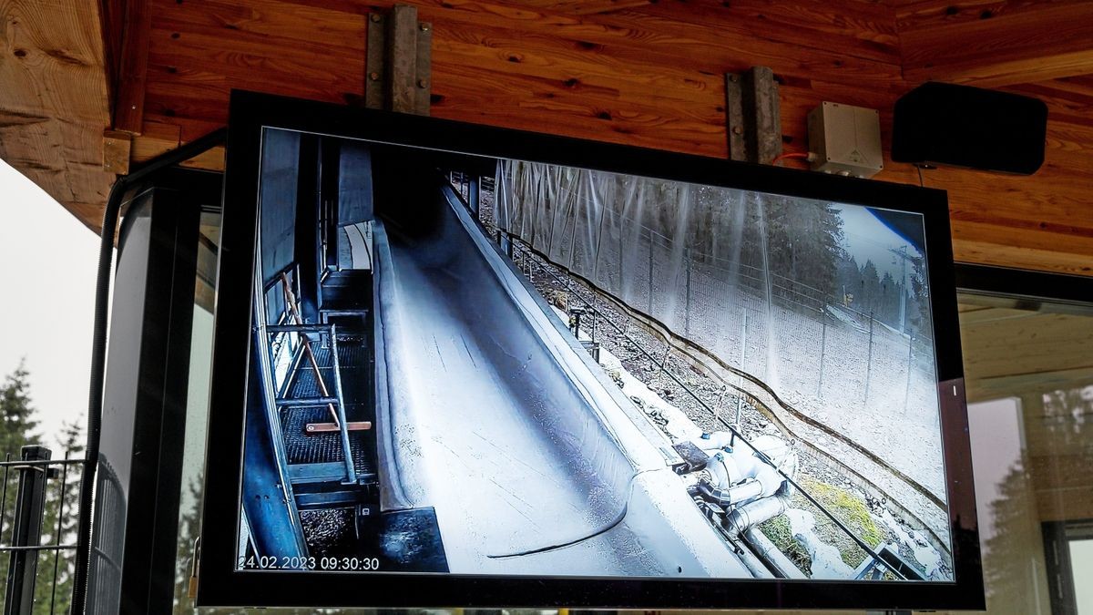 Eine Überwachungskamera an der Bob- und Rennrodelbahn zeigt ein Bild des Eiskanals. Bei einem schweren Unfall ist am 23. Februar ein Mensch ums Leben gekommen. 