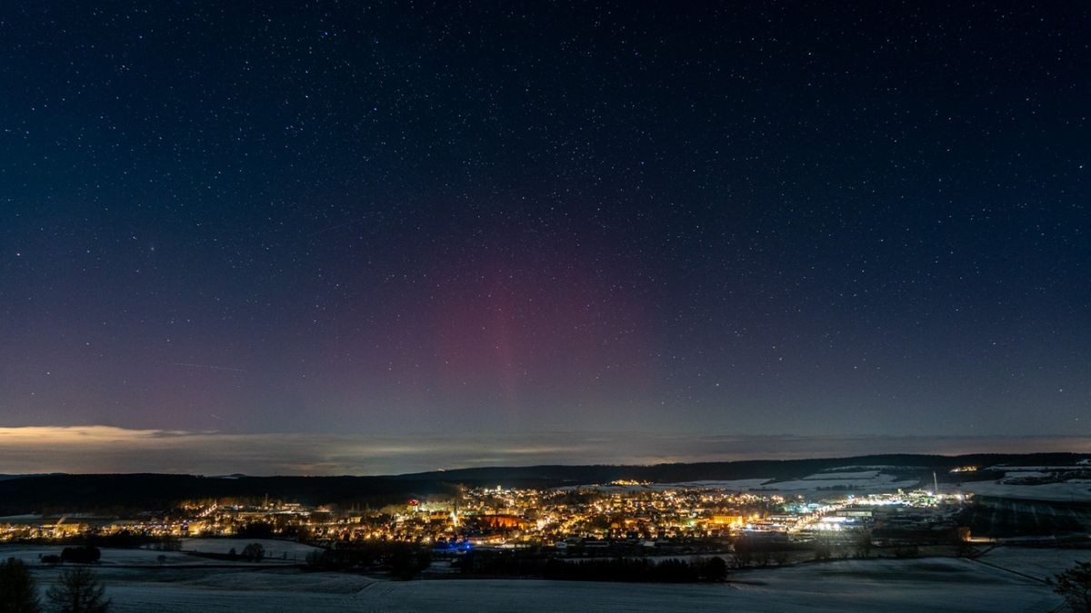 Es ist ein beeindruckendes Naturschauspiel am Himmel – Polarlichter. In den nördlichen Regionen Europas häufiger in den Wintermonaten zu beobachten ziehen sie mit ihrem Farbenspiel die Menschen in ihren Bann. Dass man sie aber sogar im mitteldeutschen Raum zu sehen bekommt, ist selten. Doch am Sonntagabend gegen 22:30 Uhr stimmte einfach alles. Der Himmel war klar und der koronale Massenauswurf der Sonne am Abend des 25. Februar, erreichte das Magnetfeld der Erde. Da dieser einen starken geomagnetischen Sturm auslöste, konnte das Spektakel für gut eine halbe Stunde auch über Mittelthüringen mit der Kamera fotografisch festgehalten werden. Für das Auge waren die Lichter kaum erkennbar, doch mit einer Langzeitbelichtung von mehreren Sekunden erschienen die Farbspiele plötzlich auf den Aufnahmen.