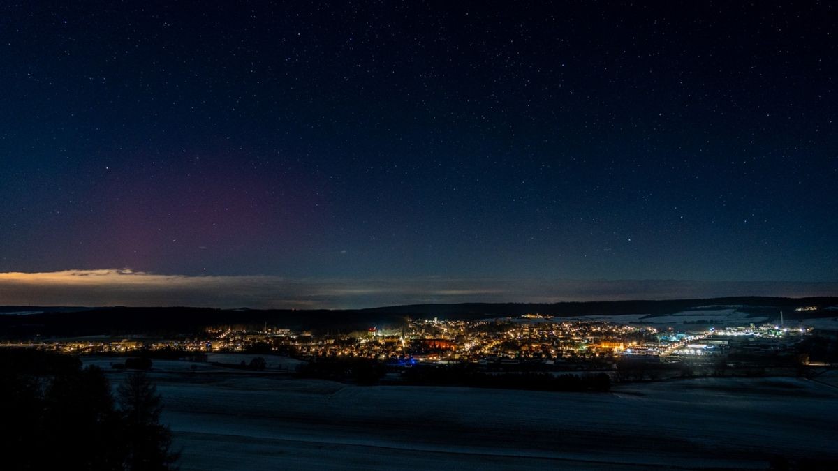 Da dieser einen starken geomagnetischen Sturm auslöste, konnte das Spektakel für gut eine halbe Stunde auch über Mittelthüringen mit der Kamera fotografisch festgehalten werden. 