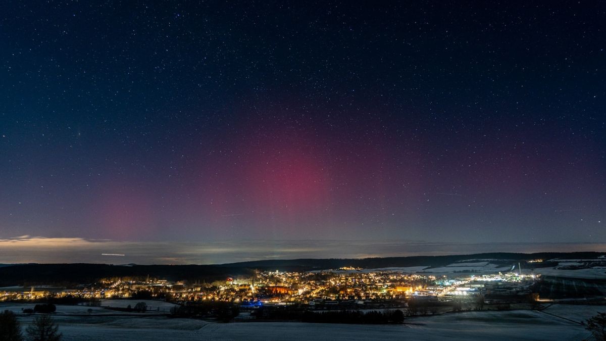 Es ist ein beeindruckendes Naturschauspiel am Himmel – Polarlichter. In den nördlichen Regionen Europas häufiger in den Wintermonaten zu beobachten ziehen sie mit ihrem Farbenspiel die Menschen in ihren Bann. Dass man sie aber sogar im mitteldeutschen Raum zu sehen bekommt, ist selten. Doch am Sonntagabend gegen 22:30 Uhr stimmte einfach alles. Der Himmel war klar und der koronale Massenauswurf der Sonne am Abend des 25. Februar, erreichte das Magnetfeld der Erde. Da dieser einen starken geomagnetischen Sturm auslöste, konnte das Spektakel für gut eine halbe Stunde auch über Mittelthüringen mit der Kamera fotografisch festgehalten werden. Für das Auge waren die Lichter kaum erkennbar, doch mit einer Langzeitbelichtung von mehreren Sekunden erschienen die Farbspiele plötzlich auf den Aufnahmen.