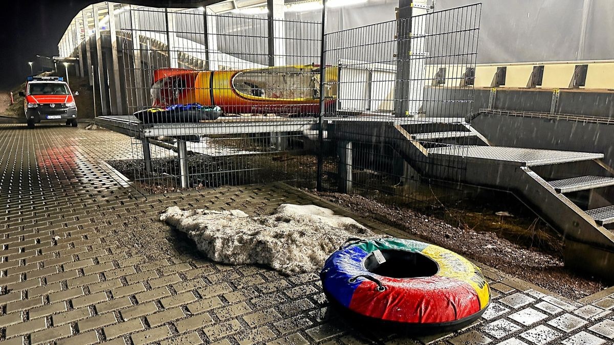 Beschädigte Schlauchringe und ein Bob liegen Donnerstagabend nach dem tödlichen Unfall auf der Oberhofer Rennschlittenbahn neben dem Zieleinlauf. Kurz zuvor war ein Gästebob in Passagiere gerast, die mit ihren Ice-Tubes die Bahn hinabgerutscht waren. Dabei kam ein Mensch ums Leben, Eine weitere Person wurde schwer, zwei weitere leicht verletzt (Archivfoto). 