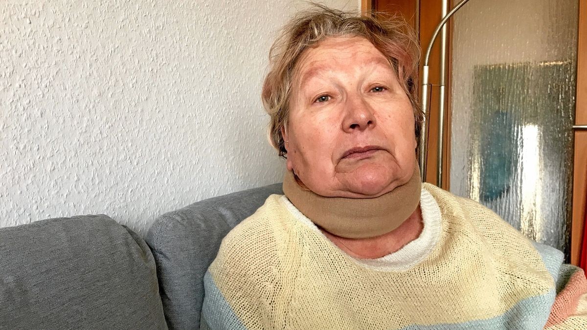 Noch immer beeinträchtigt: Petra Köhler (72) aus Apolda hat nach einem Unfall nicht nur höllische Schmerzen, sondern muss auch eine Halskrause tragen.