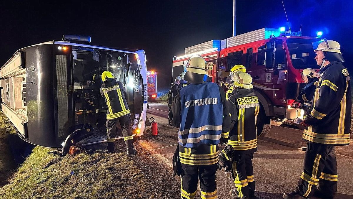 Wie die Polizei am Dienstag mitteilt, kam auf der K22 am Abzweig Branderode ein Elektro-Linienbus ohne Fahrgäste von der Fahrbahn ab und geriet in den Straßengraben.