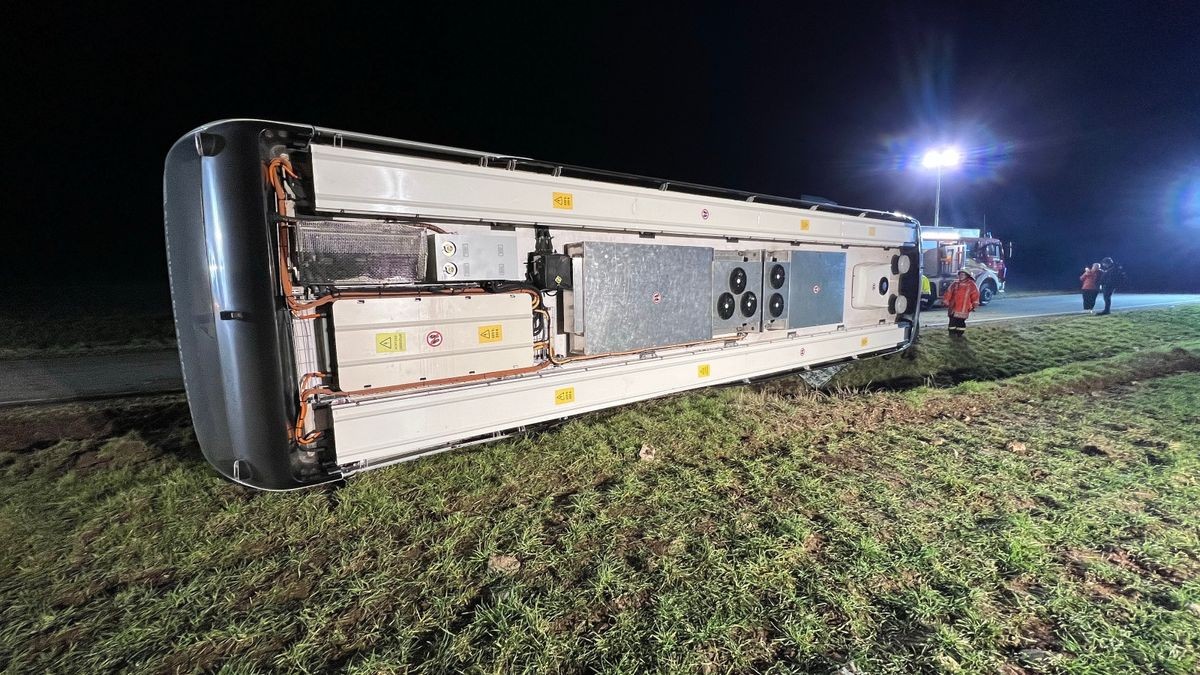 Eine Betonbrücke stoppte den Bus, der dann auf die Seite kippte.