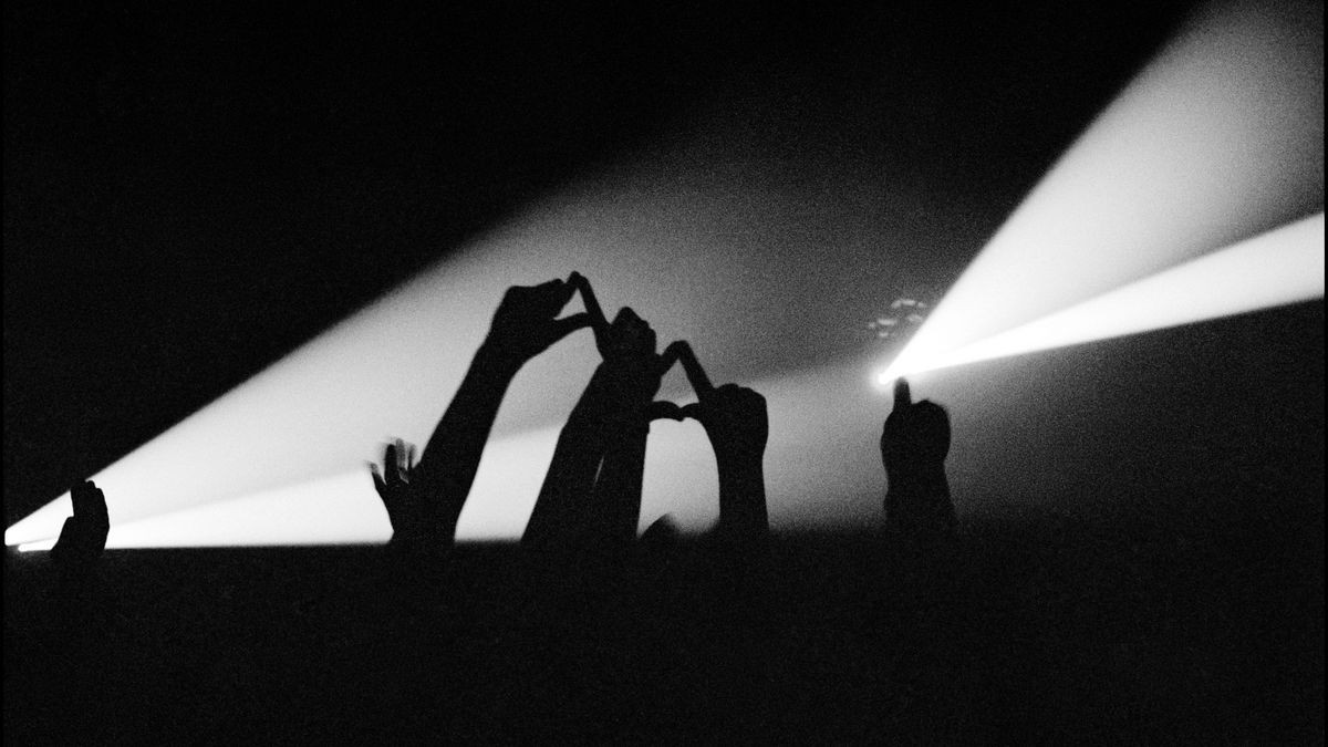 November 1974: Pink-Floyd-Fans zeigen mit der Hand das Pyramidensymbol im Wembley Empire Pool, London, UK.