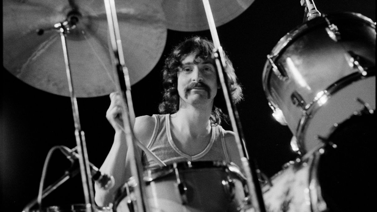 November 1974: Nick Mason spielt im Wembley Empire Pool, London, UK.