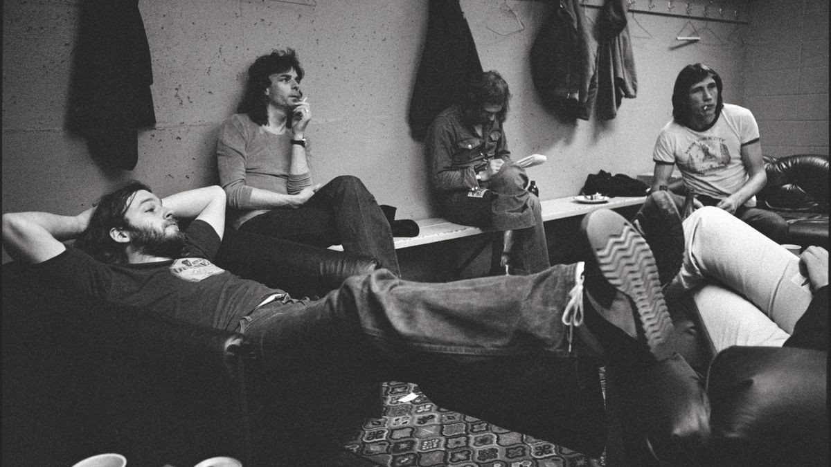 April 1975: David Gilmour, Richard Wright, Roger Waters and Pink-Floyd-Bandfreund Nick Sedgwick, backstage im Pacific Coliseum, Vancouver, Canada.