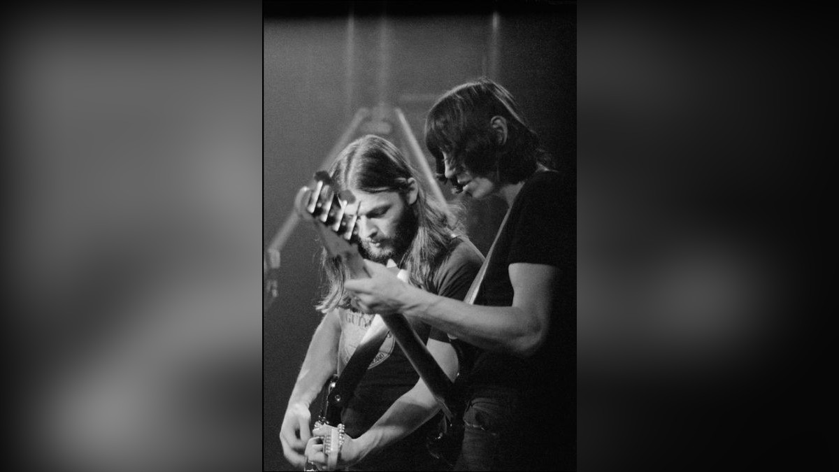 Dezember 1974: David Gilmour and Roger Waters auf der Bühne beim Soundcheck im Hippodrome, Birmingham, UK.