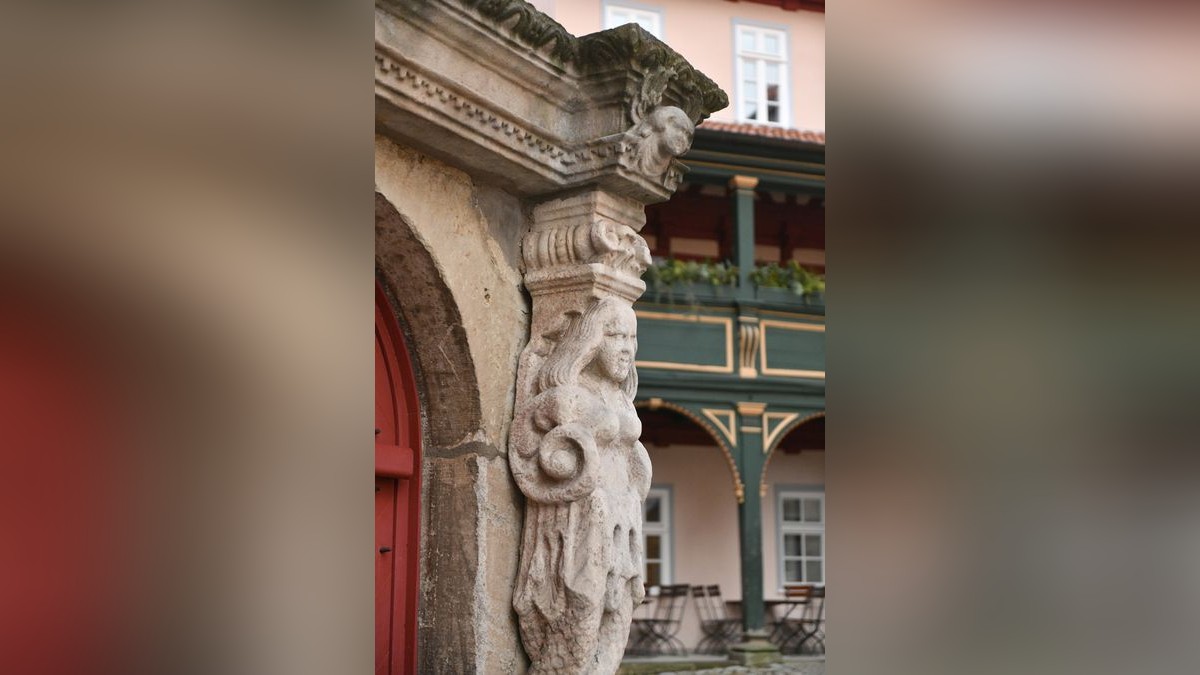 Eine Skulptur im Burghof soll die Ahnfrau Susanne darstellen.