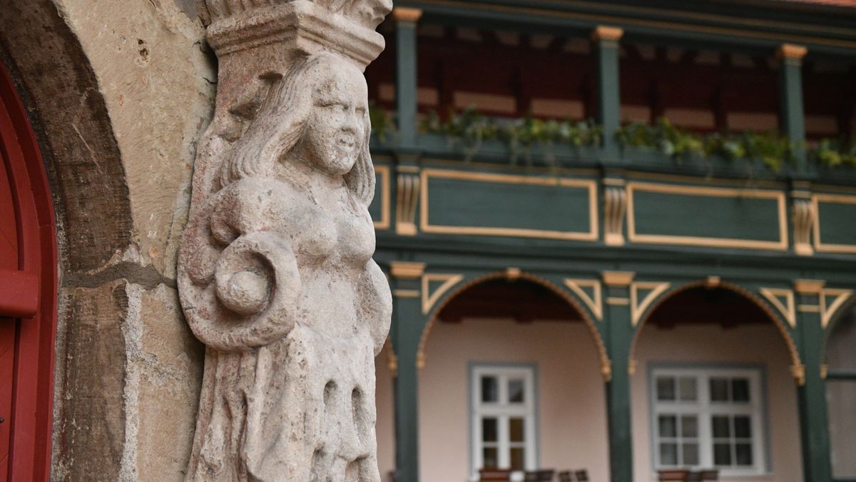 Eine Skulptur im Burghof soll die Ahnfrau Susanne darstellen.