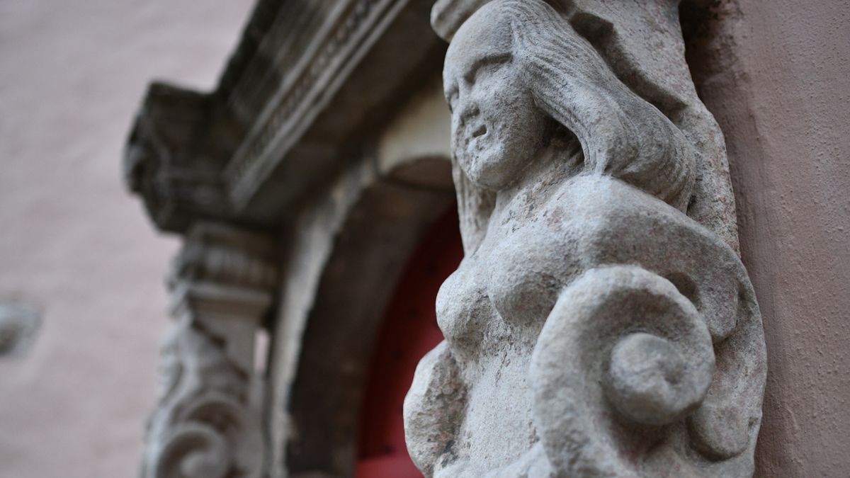 Eine Skulptur im Burghof soll die Ahnfrau Susanne darstellen.