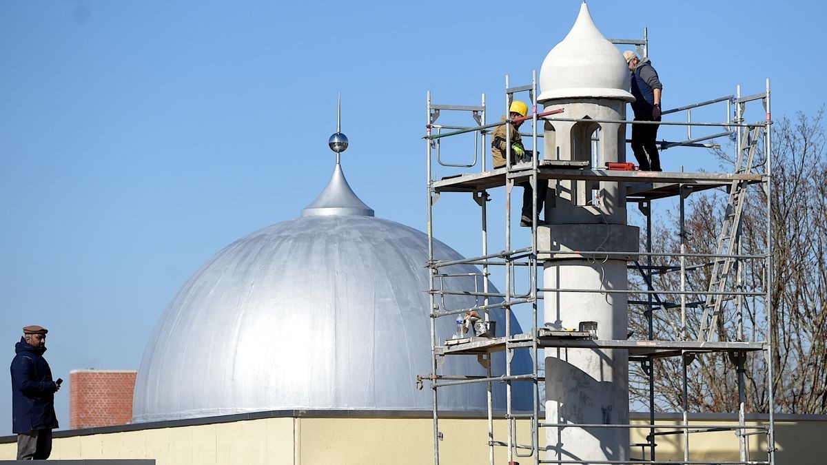 Die Moschee der Ahmadiyya-Gemeinde in Erfurt Marbach hat ein Minarett bekommen. Damit ist das Gotteshaus äußerlich fertig.