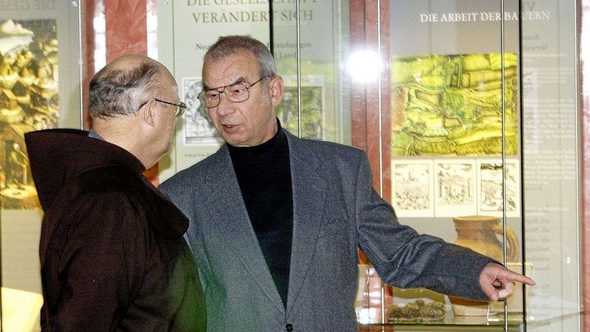 Gerhard Günther (rechts/mit Bruder Eusebius vom Hülfensberg) in der Ausstellung zum Bauernkrieg in der Kornmarktkirche.