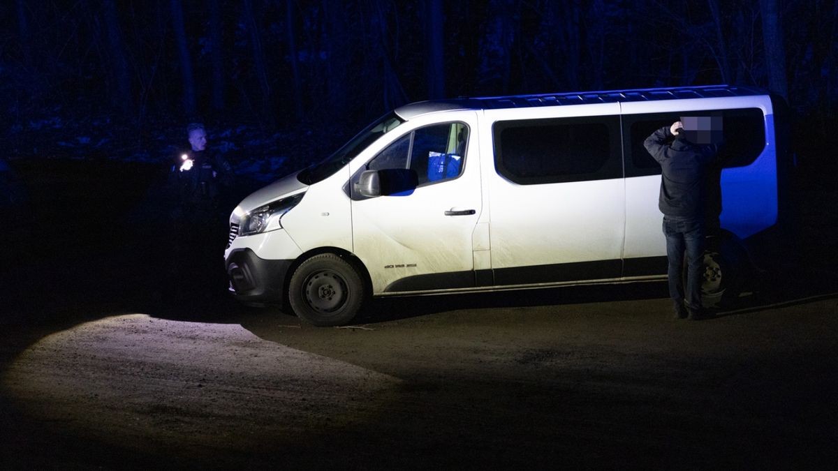 Beide Fanlager waren farblich voneinander getrennt, offenbar um sich bei der Rauferei auseinanderhalten zu können. 