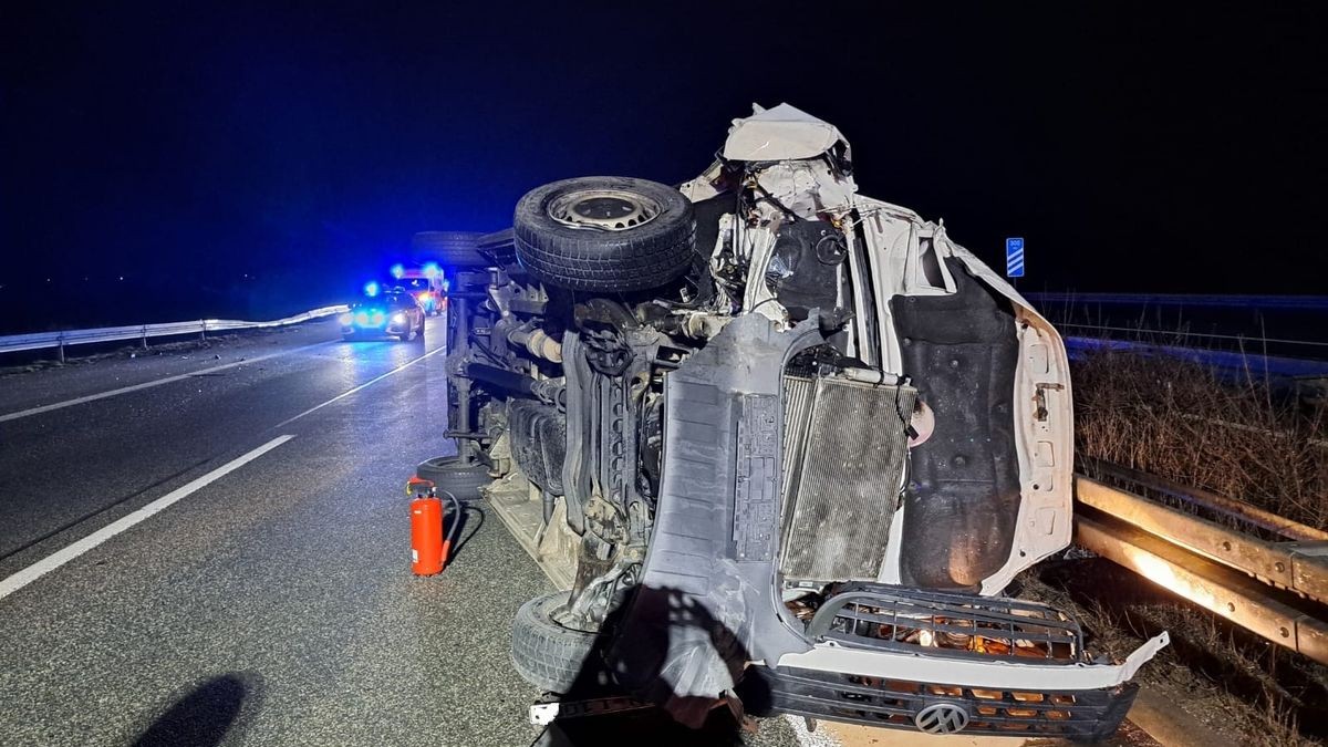 Der Kleintransporter blieb nach dem Zusammenstoß auf der Fahrerseite liegen.