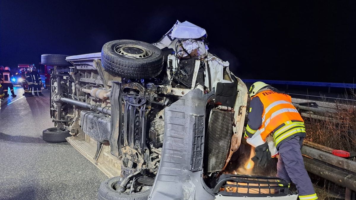 Am Freitagabend ist gegen 23 Uhr der Fahrer eines Kleintransporters auf der A 38 zwischen den Anschlussstellen Breitenworbis und Leinefelde-Worbis auf einen Pkw aufgefahren.