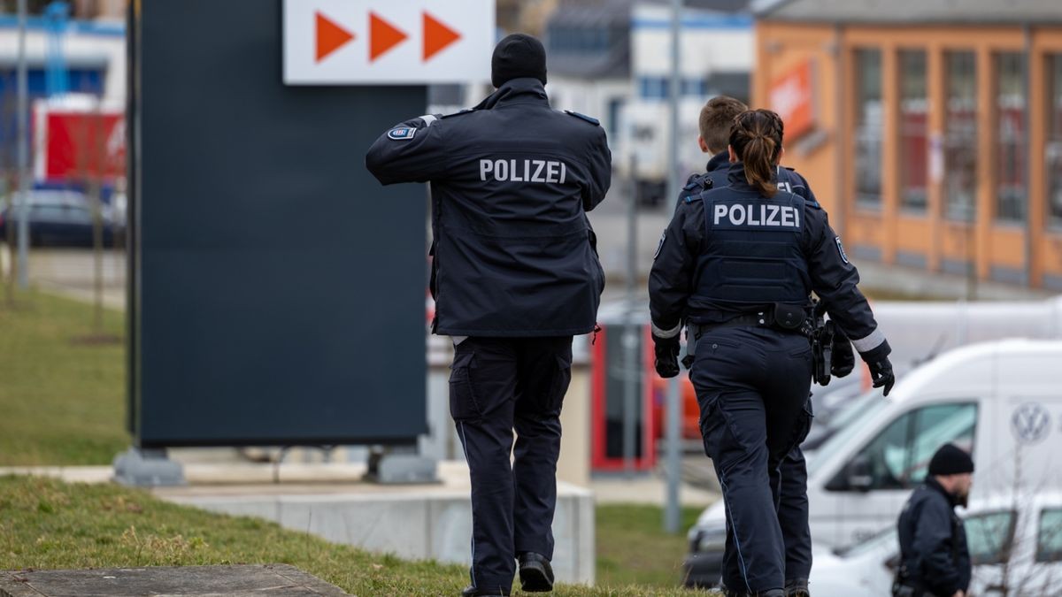 Die Polizeiinspektion Weimar, die Bundespolizei und der Kriminaldauerdienst haben die Ermittlungen zur Unfallursache aufgenommen.