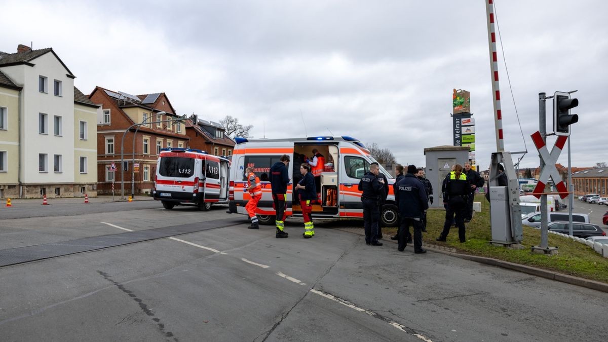 Eine männliche Person hatte offenbar versucht, den Bahnübergang trotz geschlossener Schranke zu überqueren und wurde dabei von einem Zug der Erfurter Bahn erfasst.