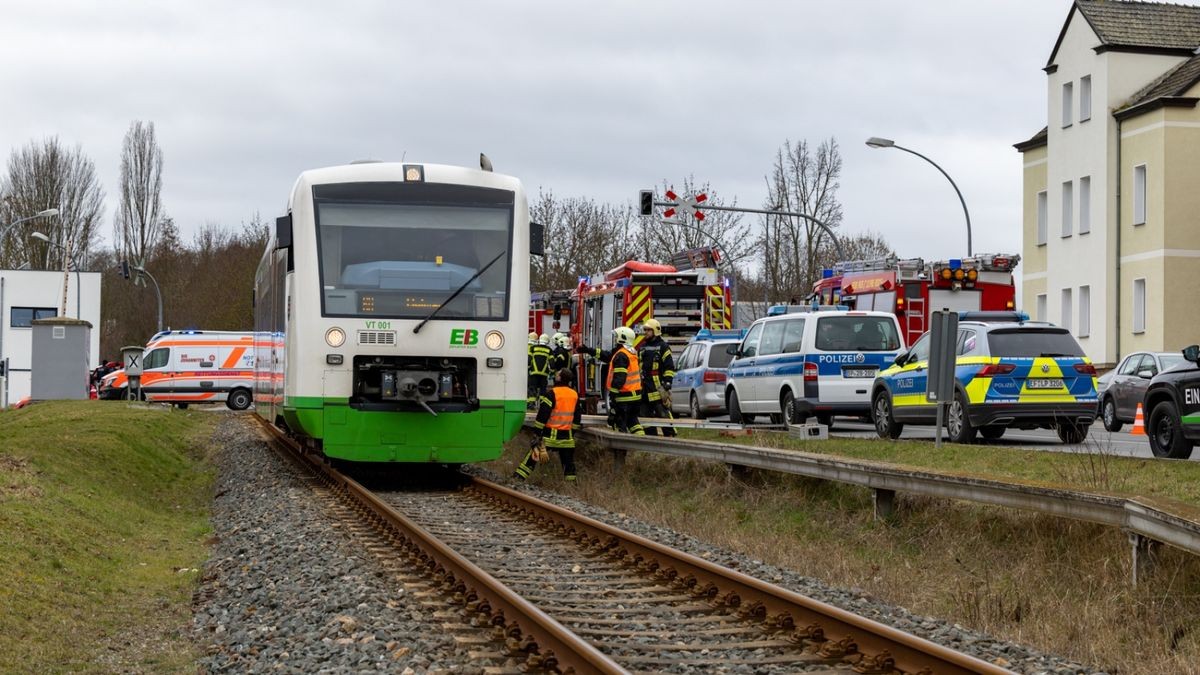 An einem Bahnübergang an der Erfurter Straße in Weimar ist es zu einem schweren Unfall gekommen.