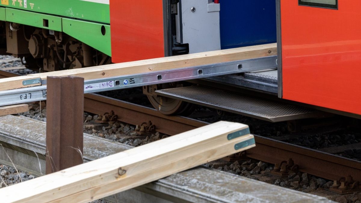 Nach dem Gespräch mit den Fahrgästen durch die Feuerwehr verließen sie den Zug eigenständig. Für Augenzeugen des Geschehnisses wurde ein Notfallseelsorger an die Einsatzstelle bestellt.