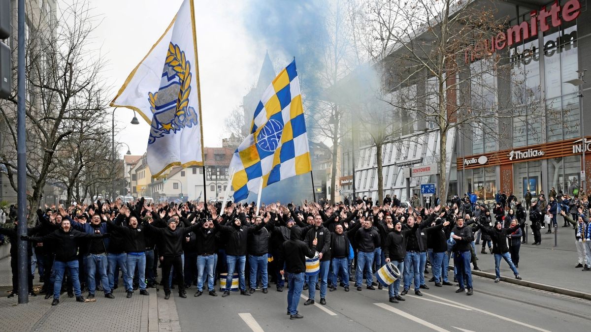 Fanmarsch der Jenaer Anhänger vom Stadtzentrum zum Stadion.