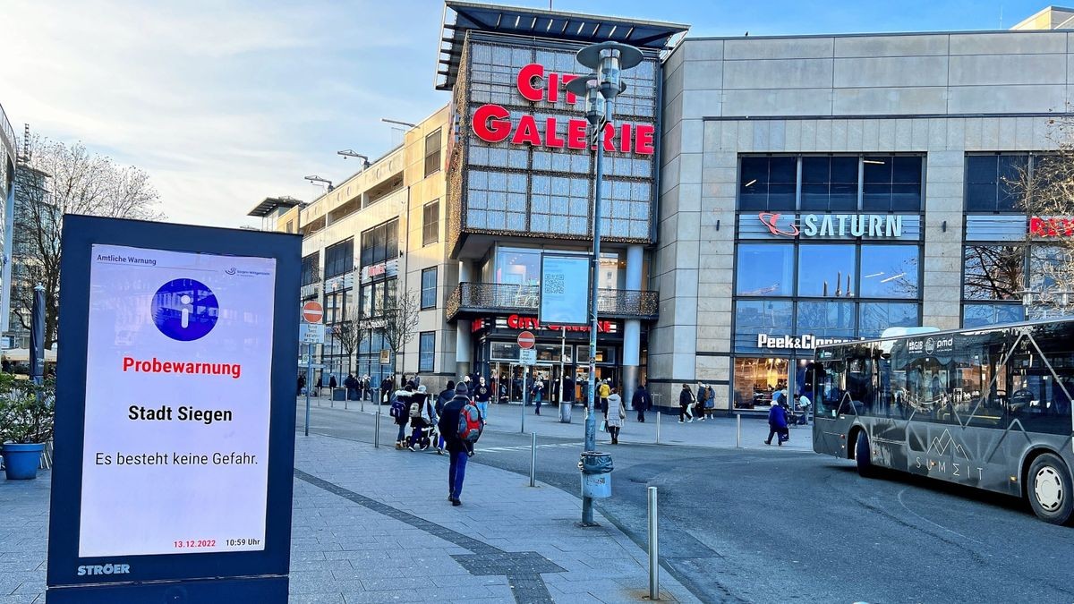 Auf den digitalen Medien von Ströer im Siegener Stadtgebiet werden ab sofort auch amtliche Warnmeldungen angezeigt.